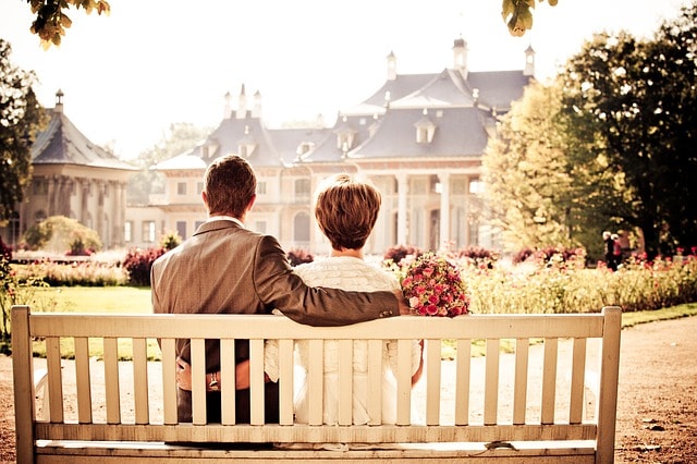 couple assis sur un banc pour illustrer la défiscalisation pour tous